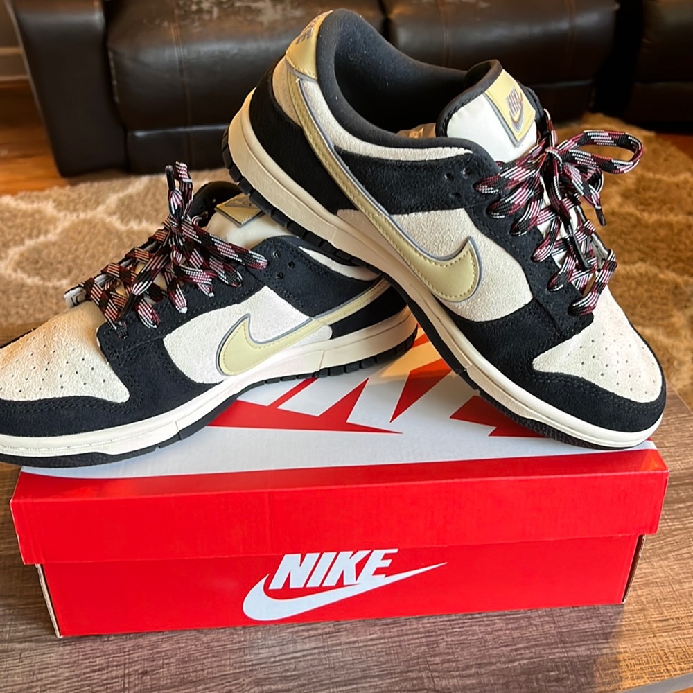 Women’s size 9 Nike Dunk Low LX.